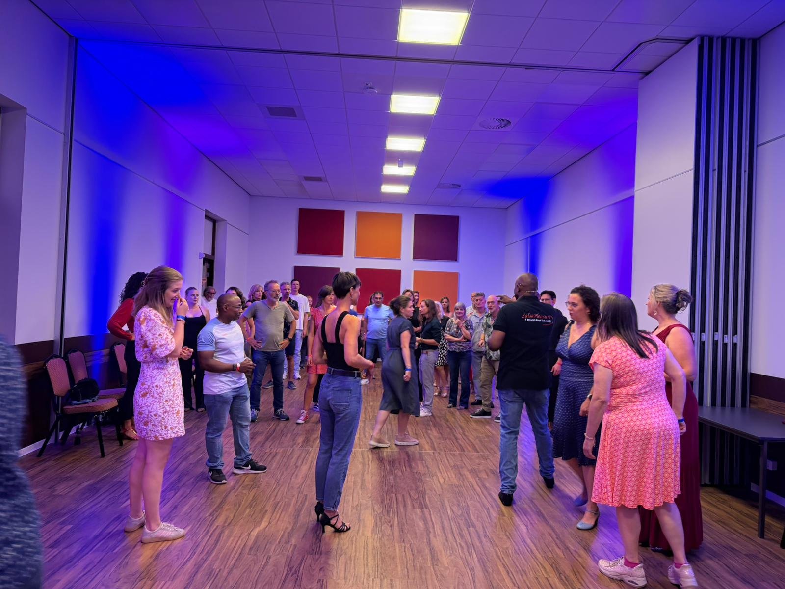 Dansers tijdens een les van SalsaPleasure